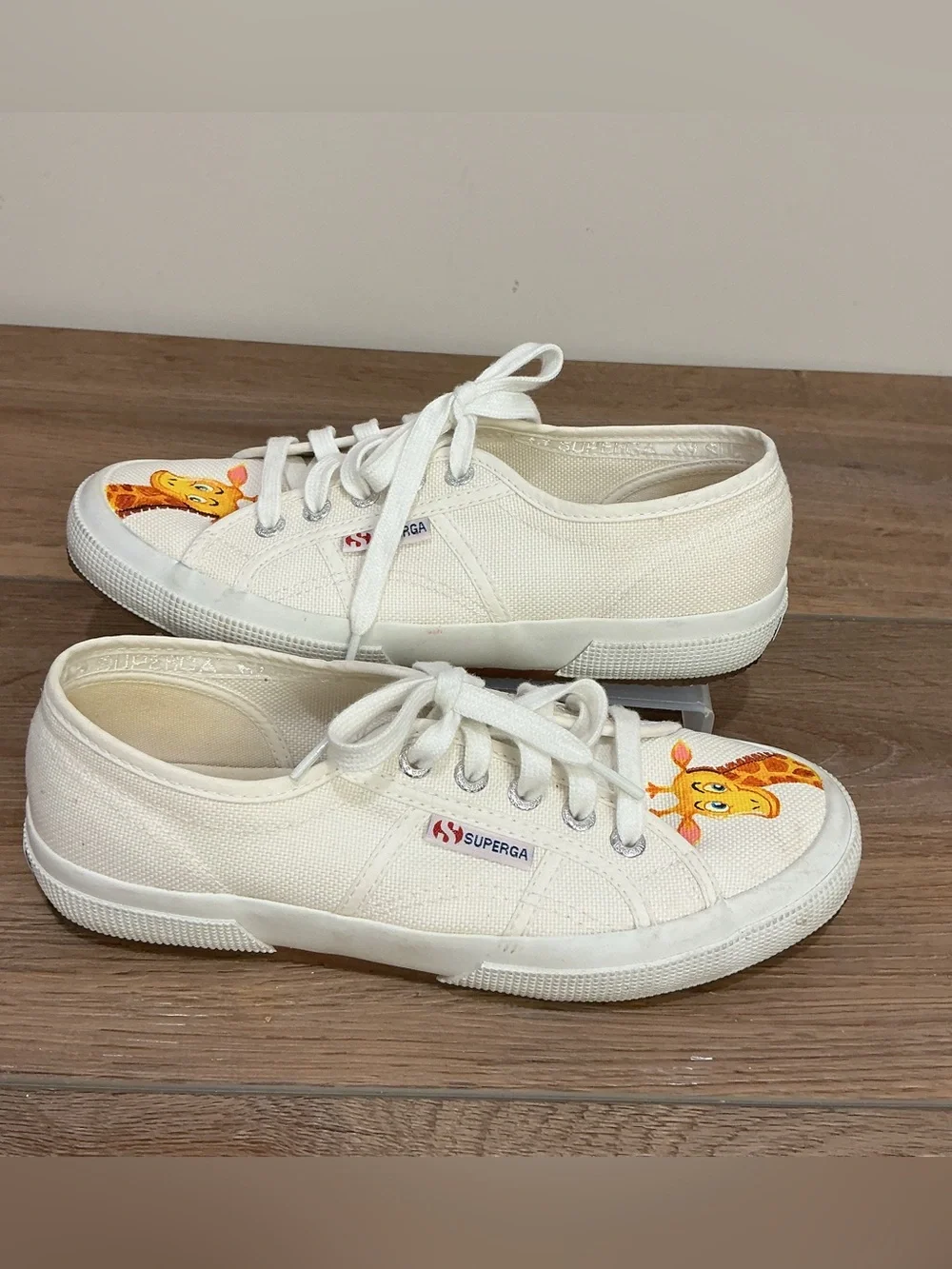 Superga Womens white Canvas Sneakers with Hand painted Giraffe, size 7.5